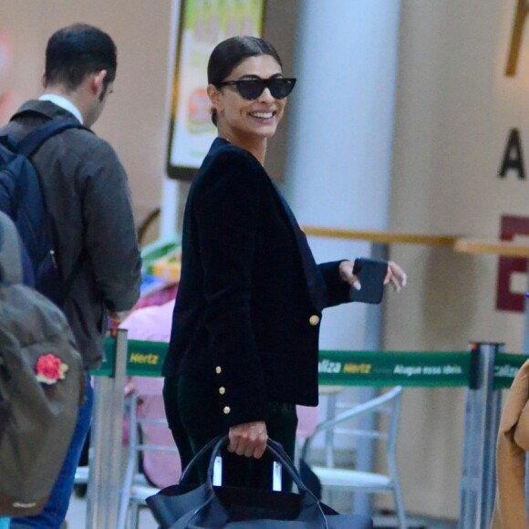 Juliana Paes mostrou simpatia ao cumprimentar fotógrafos em aeroporto do Rio
