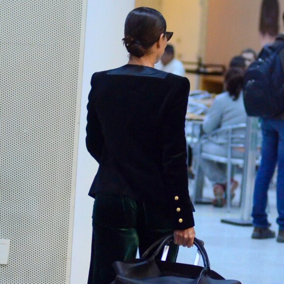 Juliana Paes apostou em coque baixo como penteado para embarcar em aeroporto do Rio