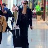 Estilosa! Juliana Paes apostou em look de veludo com lingerie à mostra da grife Dolce & Gabbana
