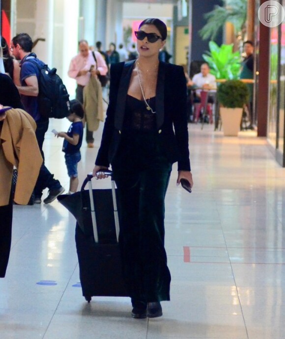 Estilosa! Juliana Paes apostou em look de veludo com lingerie à mostra da grife Dolce & Gabbana
