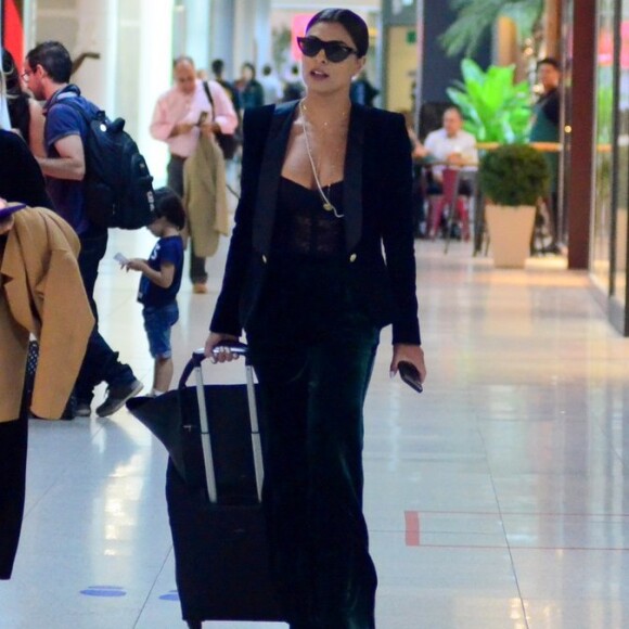 Estilosa! Juliana Paes apostou em look de veludo com lingerie à mostra da grife Dolce & Gabbana