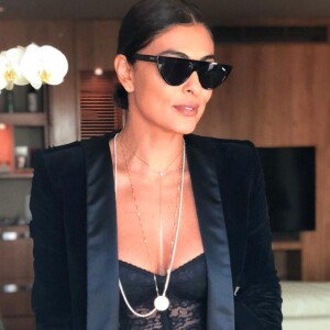 Óculos de sol estilo retrô e cordões foram os acessórios escolhidos por Juliana Paes para compor look estiloso