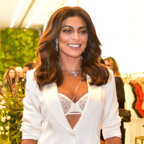 Juliana Paes deixou lingerie à mostra com blazer decotado e short da grife Alexis, Pre-Fall 2018