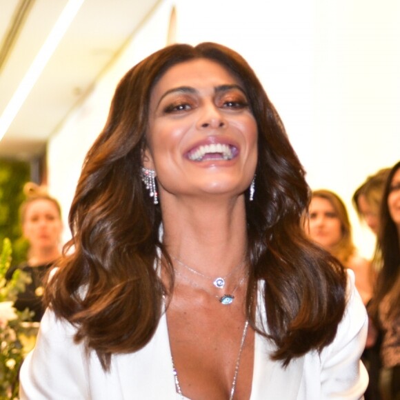 Juliana Paes usou colares com olhos gregos por Marisa Clearmann