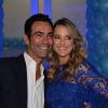 Ticiane Pinheiro foi receber o namorado, o jornalista Cesar Tralli, após trocar o look durante a festa de aniversário da filha, Rafa Justus