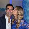 Ticiane Pinheiro recebeu o namorado, o jornalista César Tralli, na porta da festa e a pedido dos fotógrafos o casal posou dando um beijo