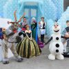 Os personagens do filme de animação da Disney 'Frozen' aguardam a chegada dos convidados na festa de aniversário de 5 anos de Rafaella Justus
