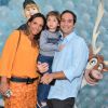 Caio Ribeiro, comentarista esportivo da Globo, posa com a mulher, Renata Leite, e o filho