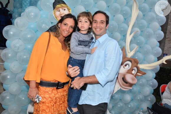 Caio Ribeiro, comentarista esportivo da Globo, posa com a mulher, Renata Leite, e o filho