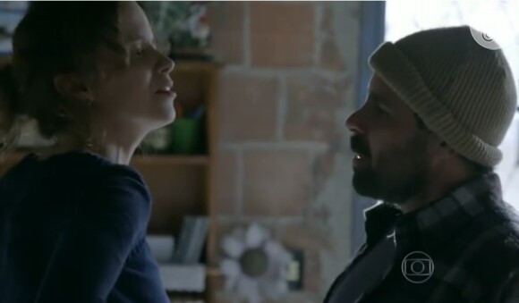 Lorraine (Dani Barrios) é salva por Ismael (Jonas Torres), em 'Imperio'