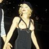 Madonna faz 60 anos, confira alguns dos visuais marcantes da rainha do pop. O visual fetichista foi adotado pela cantora durante um tempo. Ela usou este look para ir ao baile da Amfar