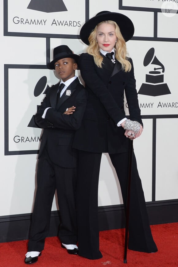 De terno, no Grammy de 2014, ao lado do filho David Banda