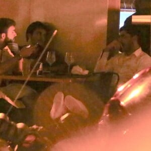 Na mesma noite, Thiago Magalhães, marido de Anitta, aproveitou momento com amigos em bar no Rio de Janeiro