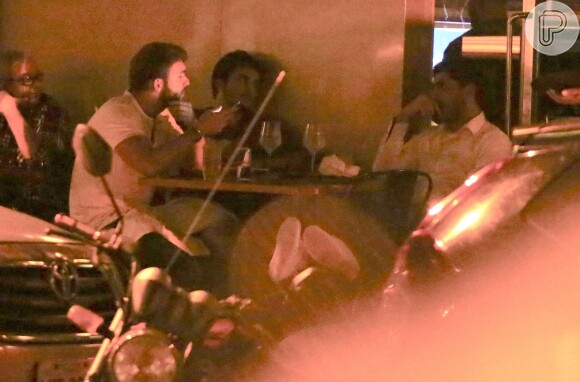 Na mesma noite, Thiago Magalhães, marido de Anitta, aproveitou momento com amigos em bar no Rio de Janeiro