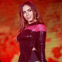 Com look de paetê e hot pants, Anitta faz estreia na Festa do Peão de Barretos