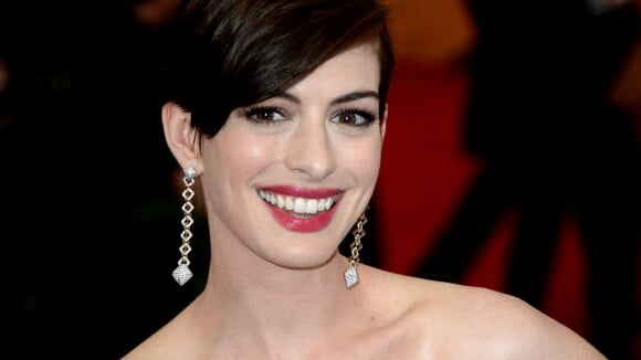 Anne Hathaway está confirmada em 'Alice no País das Maravilhas 2'