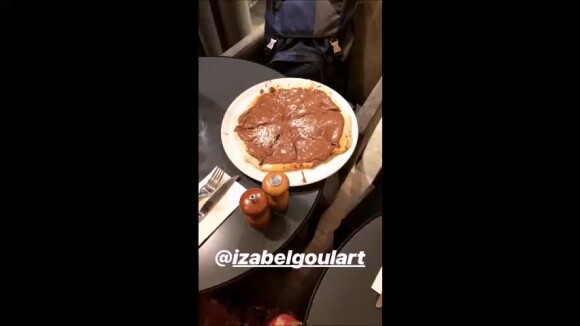 Bruna Marquezine dispensou dieta em viagem de férias e comeu pizza de nutella nesta sexta-feira, 17 de agosto de 2018