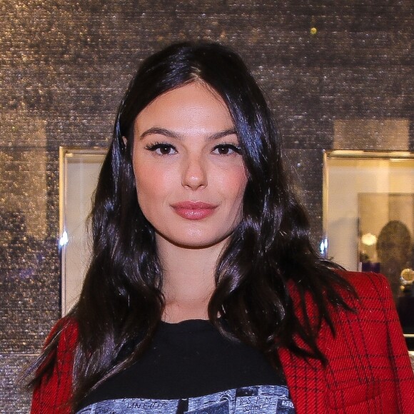 Grávida de André Resende, Isis Valverde tem usado a criatividade para montar seus looks: 'É um momento em que você se esforça para se dar bem com uma roupa'