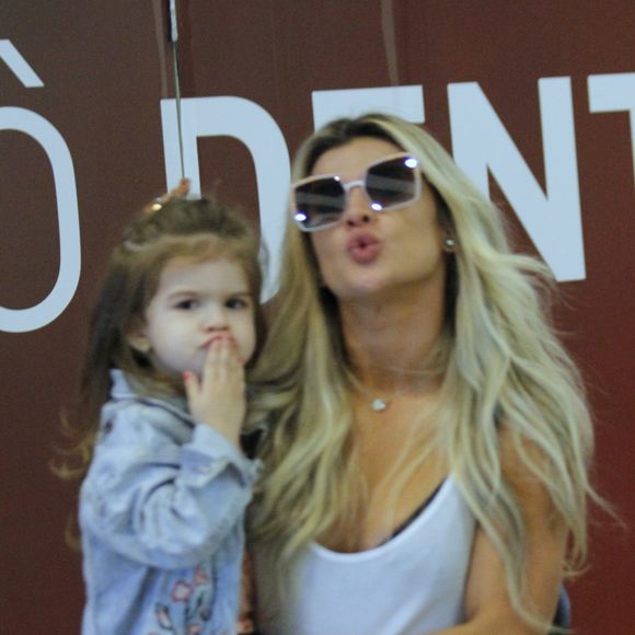 Mirella Santos contou que a exposição da filha, Valentina, não é um problema: 'Ela tira foto apenas se quiser, a gente não força'