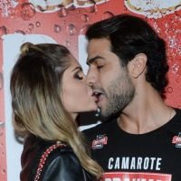 Juntos de novo! Bárbara Evans e Gustavo Theodoro se beijam após reatarem namoro