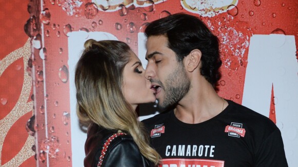 Juntos de novo! Bárbara Evans e Gustavo Theodoro se beijam após reatarem namoro