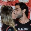 Bárbara Evans beijou o namorado, Gustavo Theodoro, na festa do Peão de Barretos, em São Paulo