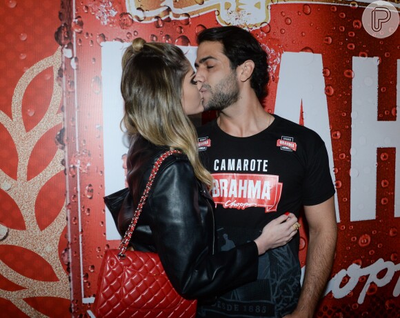 Bárbara Evans beijou o namorado, Gustavo Theodoro, na festa do Peão de Barretos, em São Paulo