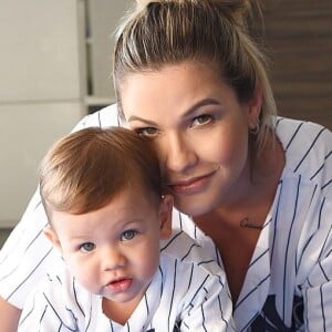 Andressa Suita e o filho mais velho, Gabriel, combinaram camiseta de time de baseball