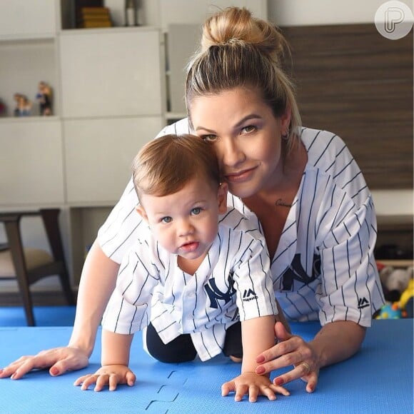 Andressa Suita e o filho mais velho, Gabriel, combinaram camiseta de time de baseball