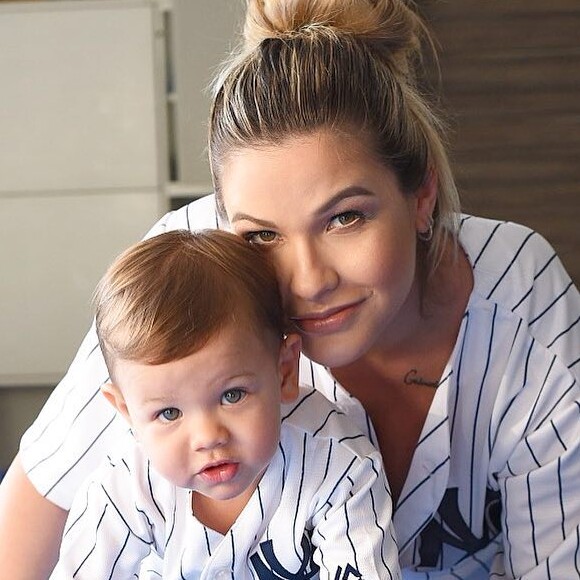 Andressa Suita e o filho mais velho, Gabriel, combinaram camiseta de time de baseball