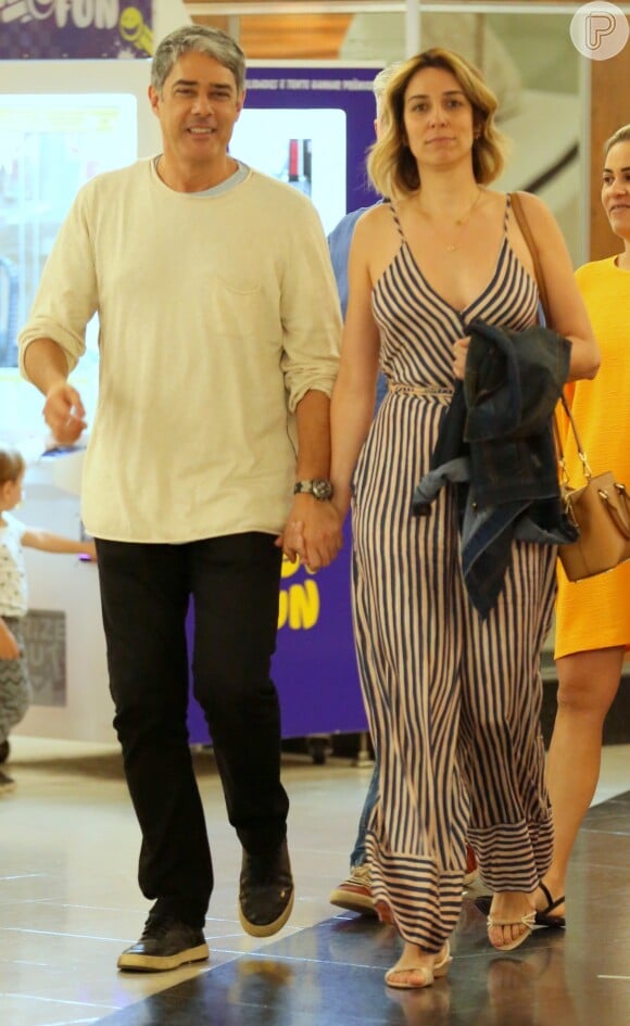 William Bonner e a noiva, Natasha Dantas, passearam de mãos dadas pelo shopping da Gávea, na zona sul do Rio