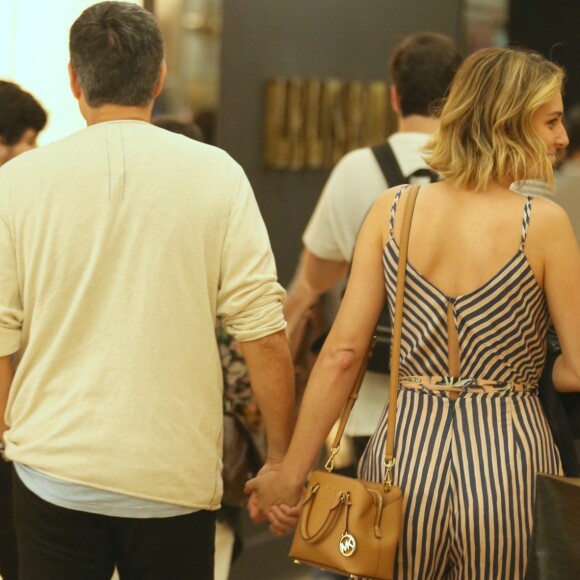 William Bonner e a noiva, Natasha Dantas, foram fotografados de mãos dadas no shopping