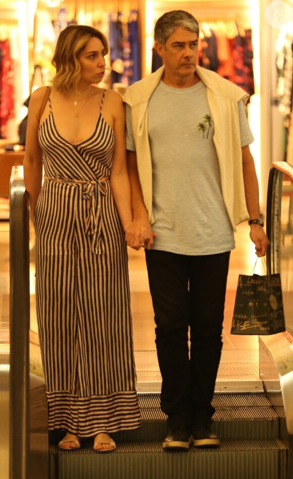 William Bonner e a noiva, Natasha Dantas, são frequentemente fotografados em shopping
