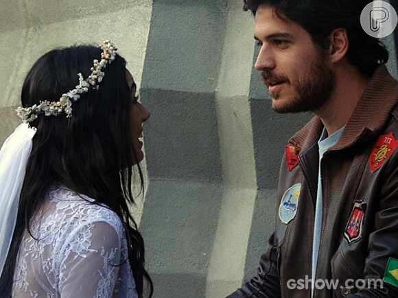 Rafael (Marco Pigossi) se apaixona pro Sandra (Isis Valverde) à primeira vista, no primeiro capítulo de 'Boogie Oogie', em 4 de agosto de 2014