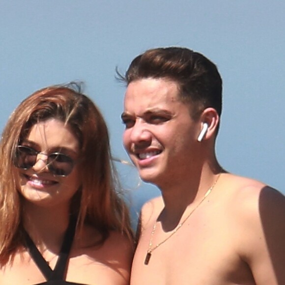 Wesley Safadão exibiu corpo mais magro na Praia da Barra da Tijuca, Zona Oeste do Rio