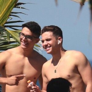 Wesley Safadão tirou fotos com fãs que o abordaram na Praia da Barra da Tijuca