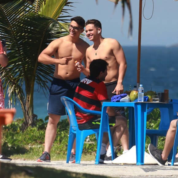 Wesley Safadão tirou fotos com fãs que o abordaram na Praia da Barra da Tijuca