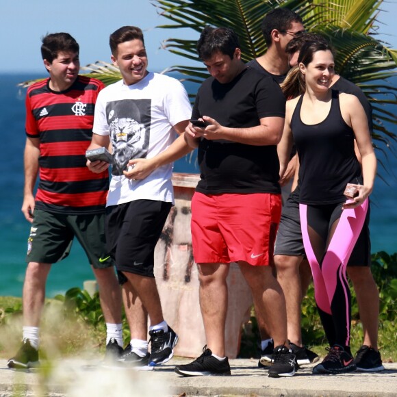 Com amigos, Wesley Safadão relaxou na orla da Praia na Barra da Tijuca