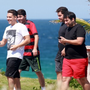 Acompanhado de amigos, Wesley Safadão foi fotografado na Barra da Tijuca, Zona Oeste do Rio