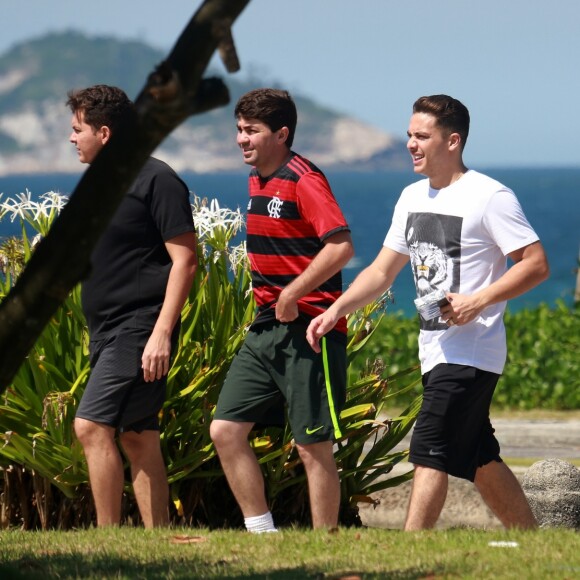 Wesley Safadão caminhou na orla da Barra da Tijuca, Zona Oeste do Rio, nesta segunda-feira, 20 de agosto de 2018