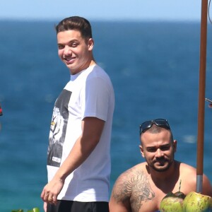 Wesley Safadão aproveitou o dia de sol na Praia da Barra da Tijuca, Zona Oeste do Rio