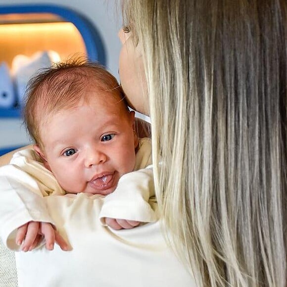 Gusttavo Lima exibiu uma nova foto do segundo filho, Samuel, em seu Instagram, nesta segunda-feira, 20 de agosto de 2018