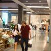 Edson Celulari caminha com a filha, Sophia, em shopping do Rio