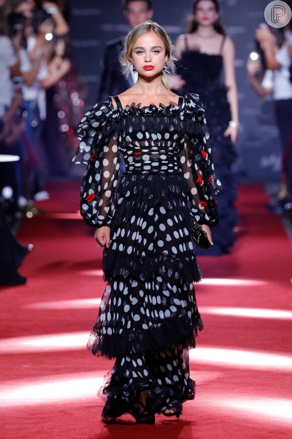 Dolce & Gabbana incestiu no maximalismo dos babados misturados aos poás grandões