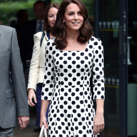 Bolinhas em looks mais formais: Kate Middleton escolheu um modelo clássico da Dolce & Gabbana