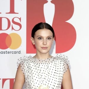 Bolinhas em looks mais formais: Millie Bobby Brown de look Rodarte