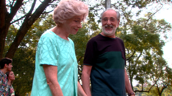 Antônio (Jitman Vibranovski) acompanha Dona Branca (Lílian Blanc) para fazer caminhada no parque, no capítulo que vai ao ar segunda-feira, dia 27 de agosto de 2018, na novela 'As Aventuras de Poliana'