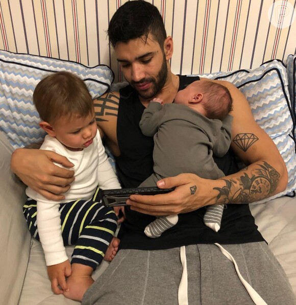 Andressa Suita mostrou Gusttavo Lima com os filhos, Gabriel e Samuel, nesta terça-feira, 21 de agosto de 2018