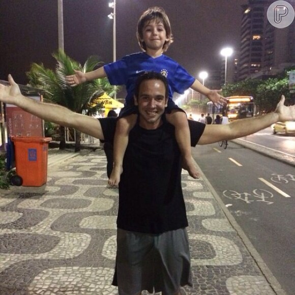 Logo após o fim do mundial de futebol, Caio Ribeiro posou com o filho e comemorou: 'Agora minha Copa do Mundo está perfeita! Tava morrendo de saudades de vocês', escreveu, citando também a mulher, Renata Leite