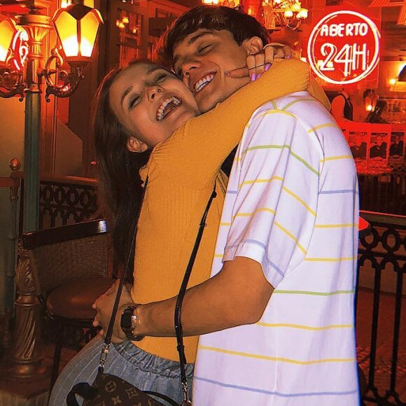 'Festa com meu amor', escreveu Larissa Manoela em vídeo com Leo Cidade